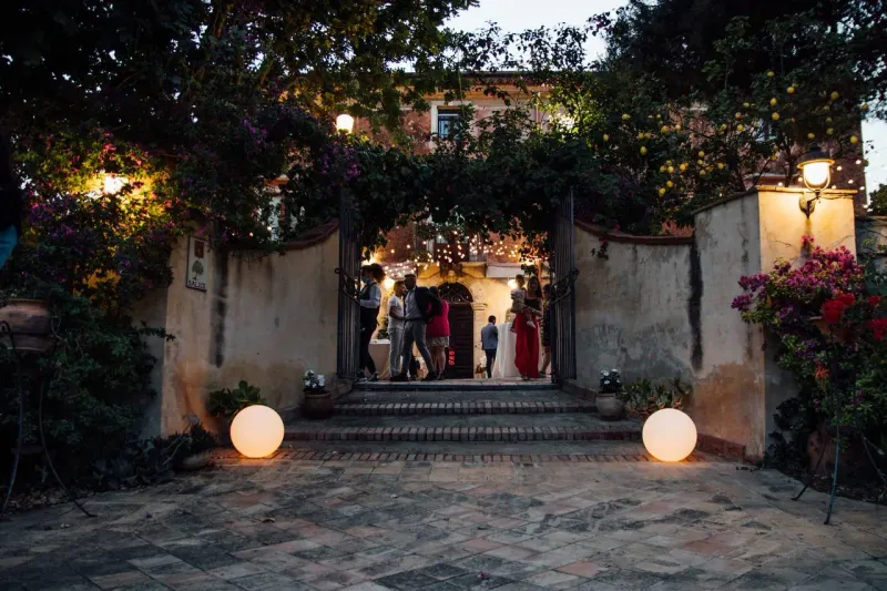 Decorazione floreale cerimonia nuziale in Sicilia — Feel The Vibe