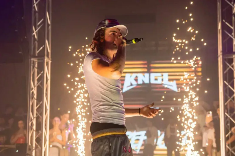 Palco allestito per live show in Sicilia — Feel The Vibe